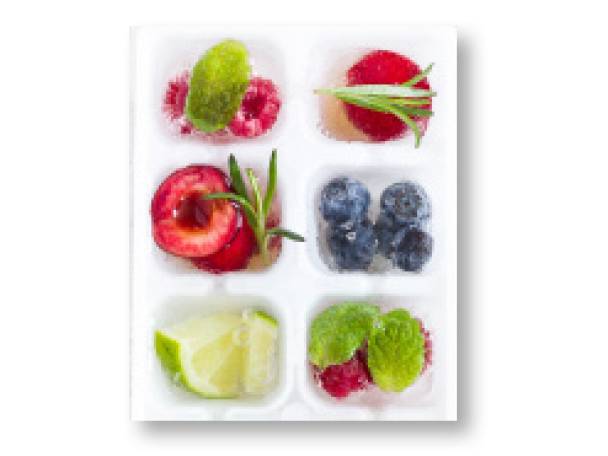 Maak ijsklontjes van fruit en verse kruiden